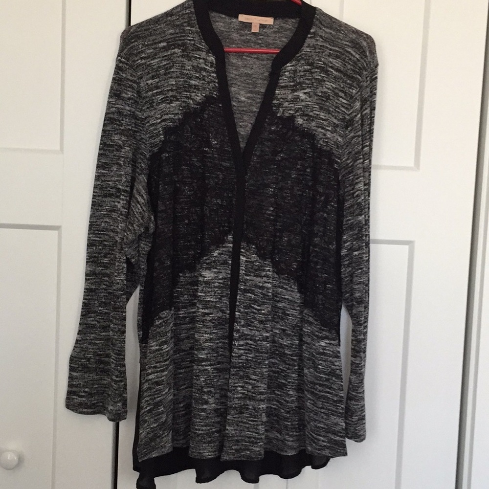 Gibson Latimer Vneck long sleeve blouse with lace